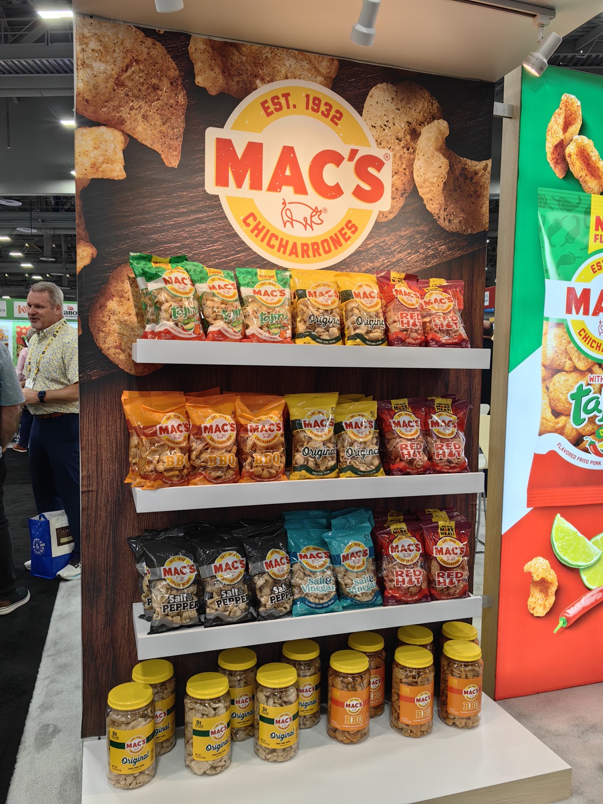 Exhibidor comercial para productos MAC's presentado en Las Vegas