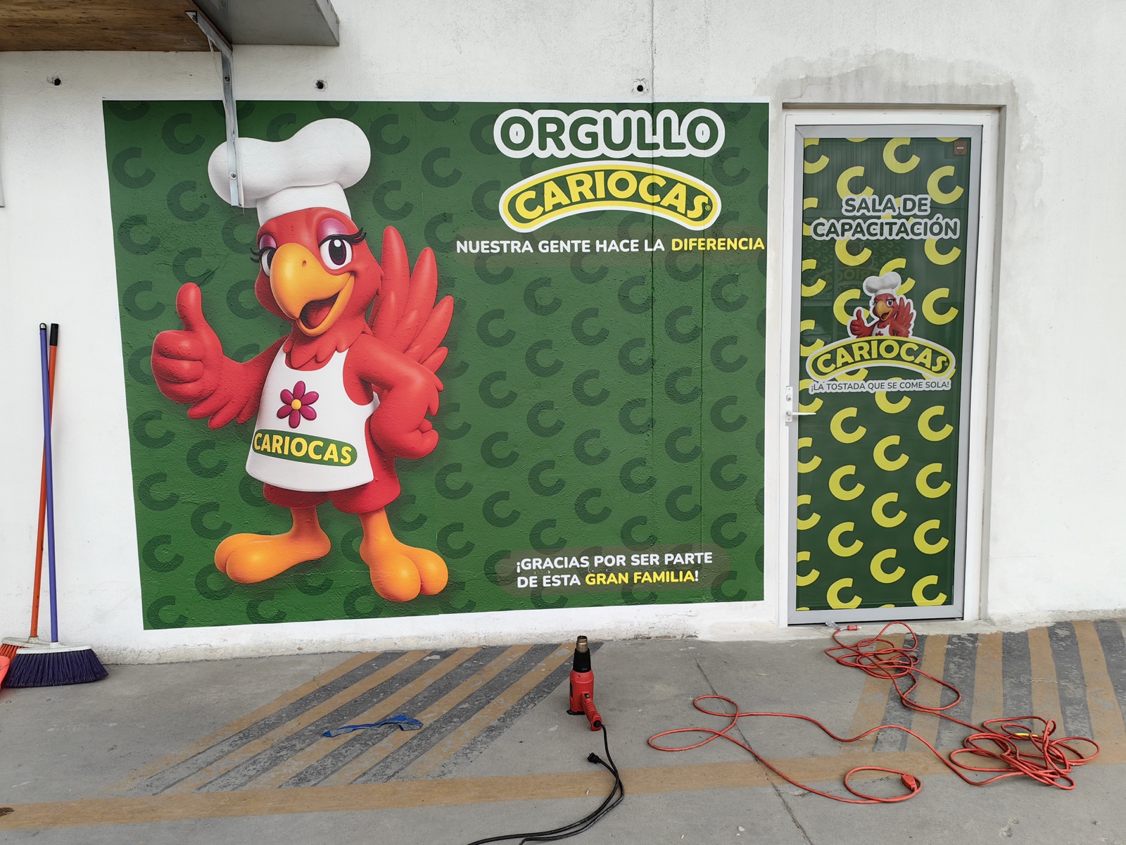 Mural de Cariocas y gráfico microperforado aplicado en puerta