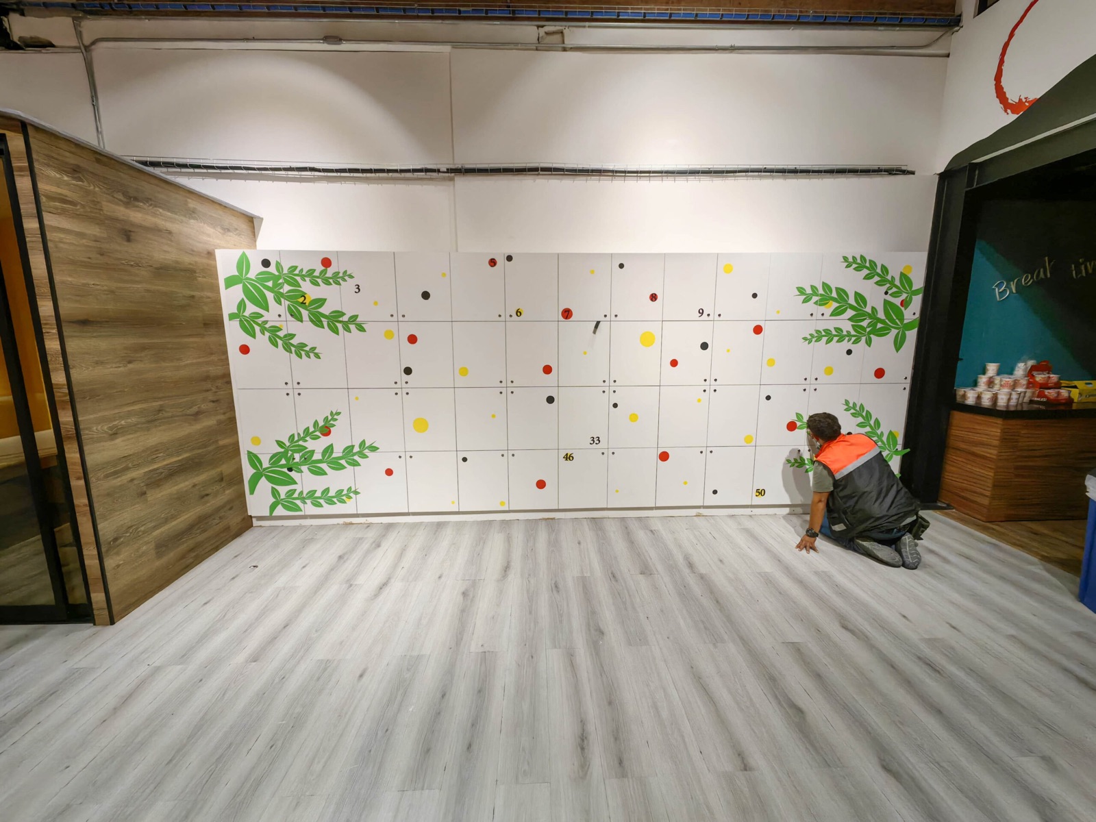 Proceso de instalación de gráficos sobre lockers en oficinas Nissin
