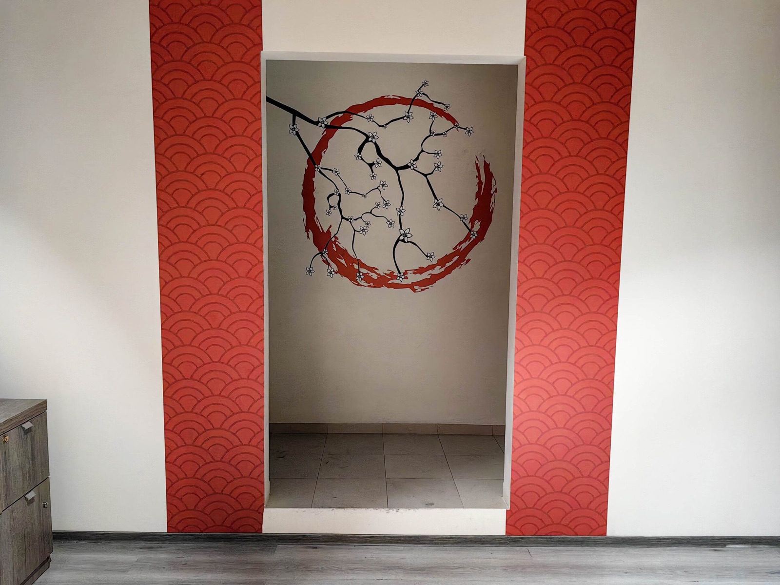 Mural decorativo japonés con patrón rojo y flores de cerezo