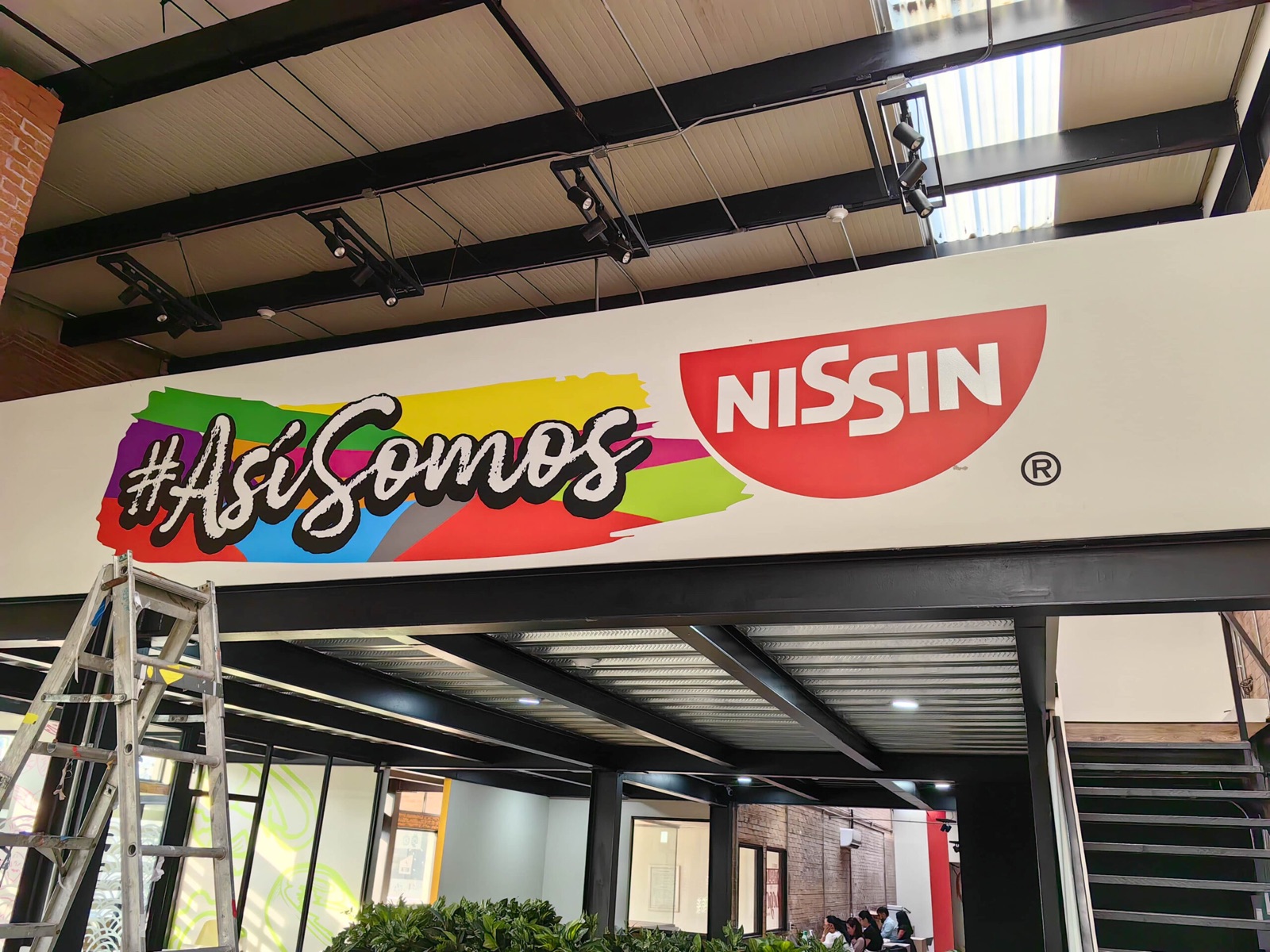Mural corporativo de Nissin instalado en sus oficinas de Lerma