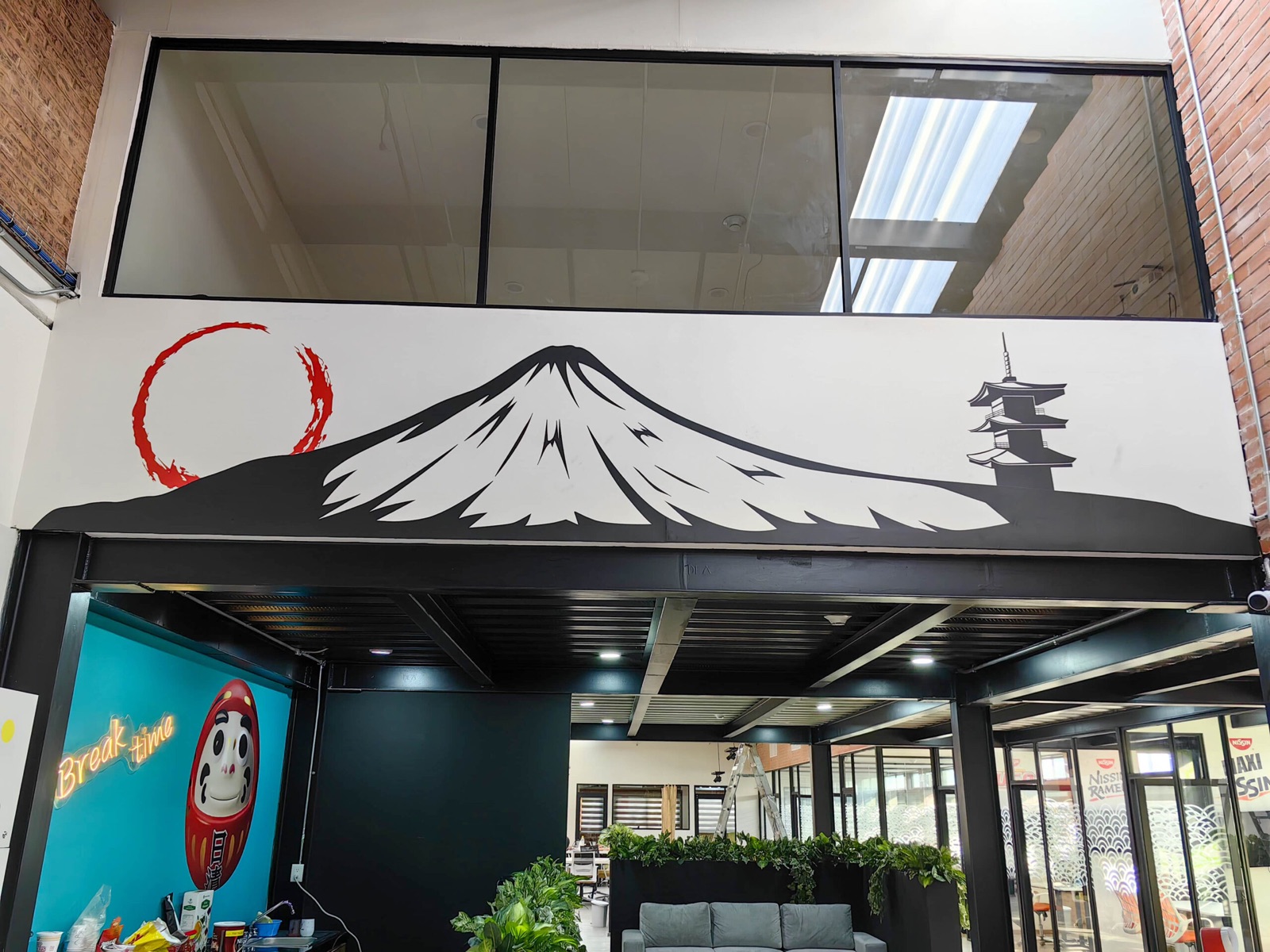 Gráfico de inspiración japonesa con monte Fuji en oficinas Nissin