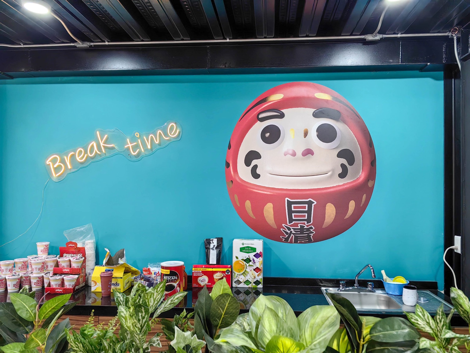Mural Break time con personaje Daruma en las oficinas Nissin
