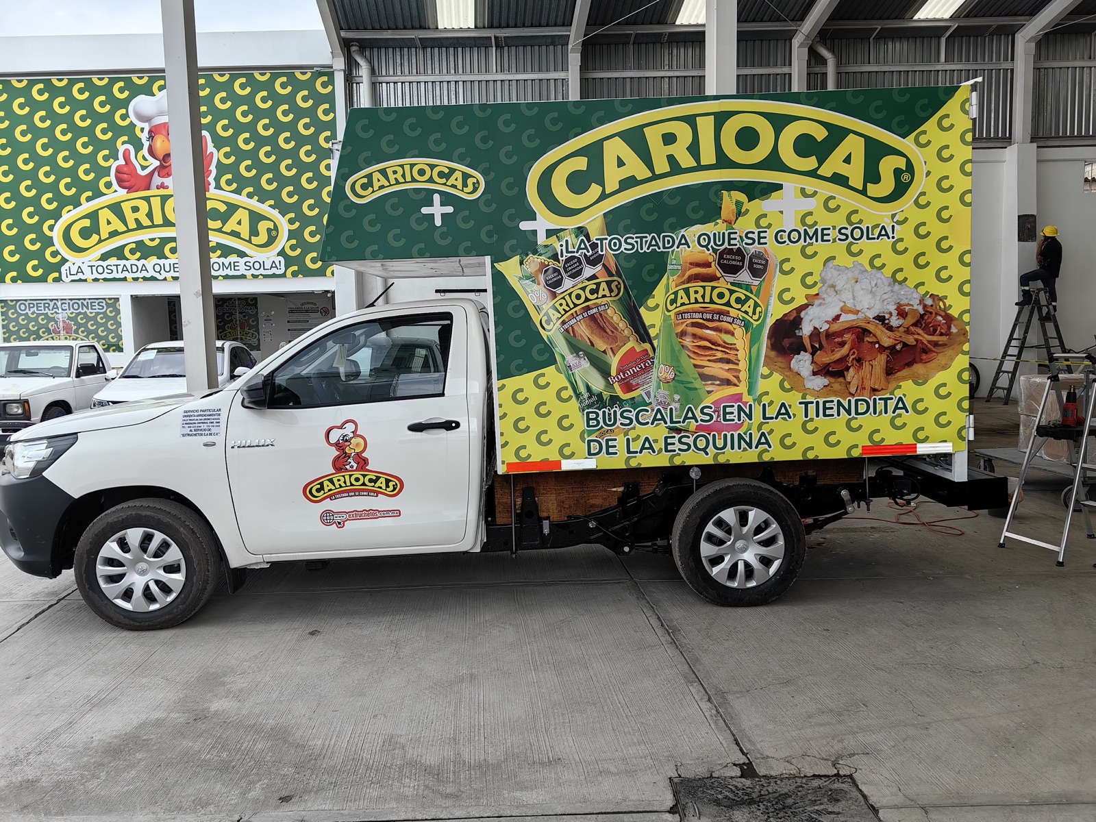 Rotulación publicitaria de camión de Productos Cariocas